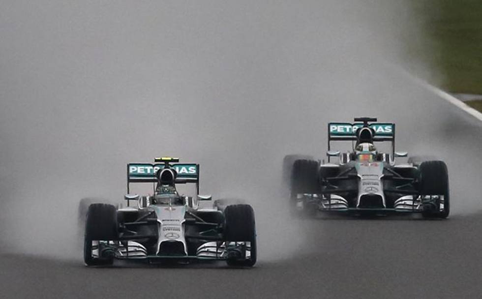 La doppietta McLaren: qui Hamilton esce dalla scia di Rosberg ma, più che per cercare il sorpasso, è dovuto alla visibilità. AP